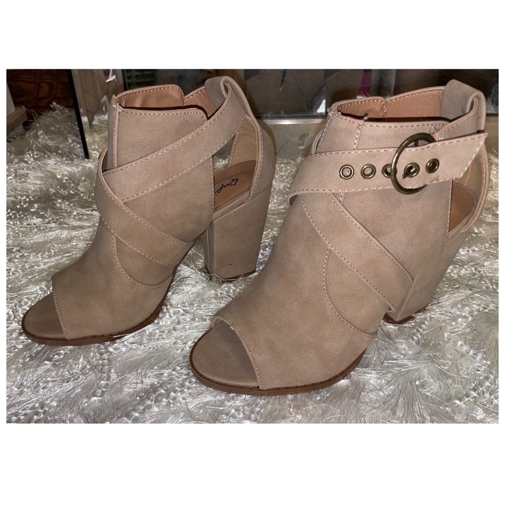 Buckle heels